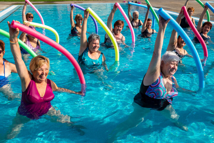 Aktiv bis ins hohe Alter - Schwimmen lernen - Gelenkschonende Kurse helfen dem Körper in Schwung zu bleiben.